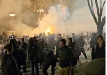 OPŠTI HAOS! BAKLJE I TOPOVSKI UDARI NA PIONIRSKI PARK: Demonstranti divljaju (VIDEO)