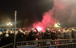 POGLEDAJTE KAKO SU HULIGANI NAPALI STUDENTE ORGANIZATORE I POLICIJU! Divljaci iz redova demonstranata napali njihove koji su tražili da ne napadaju Pionirski park!  (VIDEO)