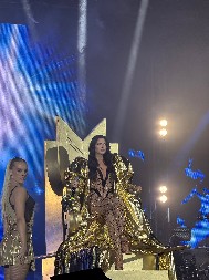 RIJEKA U RITMU BOGINJE Milica Pavlović u zlatu i kristalima pokorila Hrvatsku, publika u u transu! (FOTO)