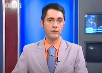 NEKADAŠNJI VODITELJ RTS PRIZNAO DA SE BAVI PROSTITUCIJOM Vodio je vesti, a sada je neprepoznatljiv, oblači se kao žena i prodaje svoje telo (FOTO)