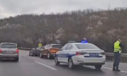 SRČA SVUDA PO PUTU, PREDNJA STRANA AUTOMOBILA UNIŠTENA! Težak udes kod Bubanj potoka, policija izašla na uviđaj