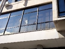 BACAJU JAJA NA ZGRADU SKUPŠTINE: Nastavlja se divljanje okupljenih u Novom Sadu (FOTO)