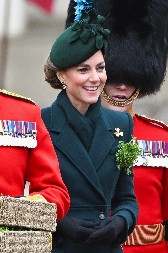 PILA PIVO, FLERTOVALA SA VOJNICIMA, ONI JOJ DOBACIVALI Kejt Midlton iznenadila sve, mnogi komentarišu da podseća na princezu Dajanu