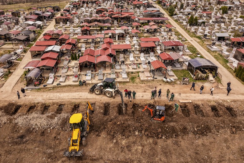 POTRESNE SLIKE IZ KOČANA U toku kopanje grobova za stradale u požaru u diskoteci (FOTO)