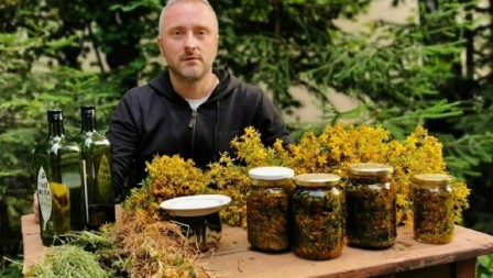 OVA BILJKA JE SADA NAJTRAŽENIJA NA PIJACAMA U SRBIJI Obara holesterol i pritisak, a travar Momčilo otkriva kako se pravilo koristi