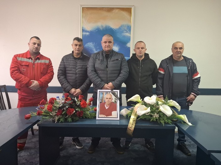 DIRLJIVA PORUKA HEROJU IZ MAKEDONIJE: NASTAVI DA RADIŠ ISTO I NA NEBU, ČUVAJ NAS! Kolege se oprostile od preminulog radnika Hitne pomoći