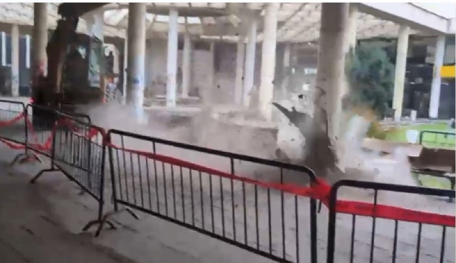 GRAD BEOGRAD PODNOSI KRIVIČNE PRIJAVE PROTIV ONIH KOJI ŠIRE LAŽNE VESTI: Deo plafona u Bezistanu nije sam od sebe urušen, već su ga stručne službe uklonile  (VIDEO)