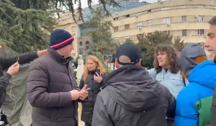 HRVATI PROVOCIRAJU STUDENTE U PIONIRSKOM PARKU: I njima smetaju deca koja hoće da uče i to u SRBIJI! (VIDEO)