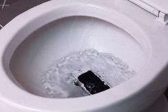 PAO VAM JE MOBILNI U WC ŠOLJU?  Ima još spasa za njega, samo pratite ova uputstva i neće vas "odrati" u servisu!