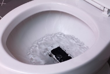 PAO VAM JE MOBILNI U WC ŠOLJU?  Ima još spasa za njega, samo pratite ova uputstva i neće vas "odrati" u servisu!