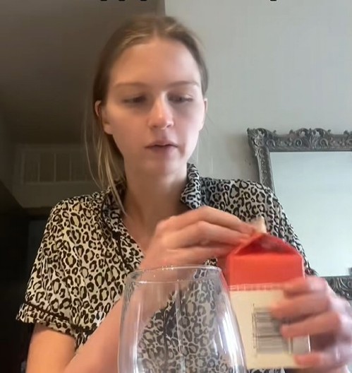 „NE PRETERUJTE S PROTEINIMA, MOKRILA SAM KRV“ Devojka je zbog popularne dijete završila u bolnici!