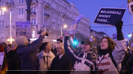 NA MOSTU BLOKADA U SKUPŠTINI BAKLJADA: Predsednik Mađarske potpisao zabranu "Parade ponosa"