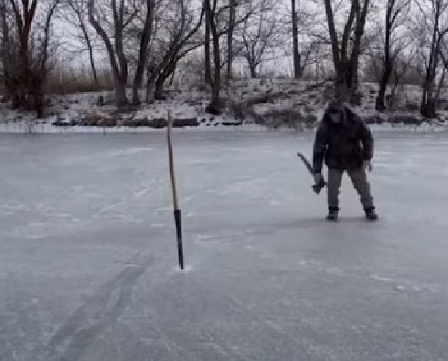 DA LI JE OVO NAJLUĐA STVAR IKADA? Seče led, pokreće motor, a onda… (VIDEO)