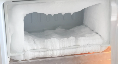 KAKO DA VAM SE NE STVARA LED U ZAMRZIVAČU? Premažite ga ovom namirnicom, neće se ni trunka više nakupiti