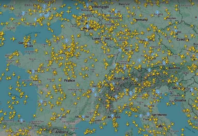 CELO NEBO IZNAD EVROPE „ŽUTO“ OD AVIONA! Satima su u vazduhu, čekaju da ih prihvate (VIDEO)
