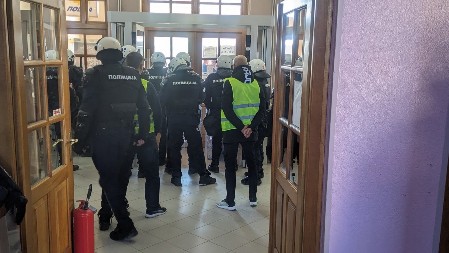 POKUŠAJ NASILNOG ULASKA, GAĐANJE ZGRADE JAJIMA I KAMENICAMA, OMETANJE SEDNICE Predstavnici opozicije i grupa aktivista pravili haos u Bogatiću (FOTO)