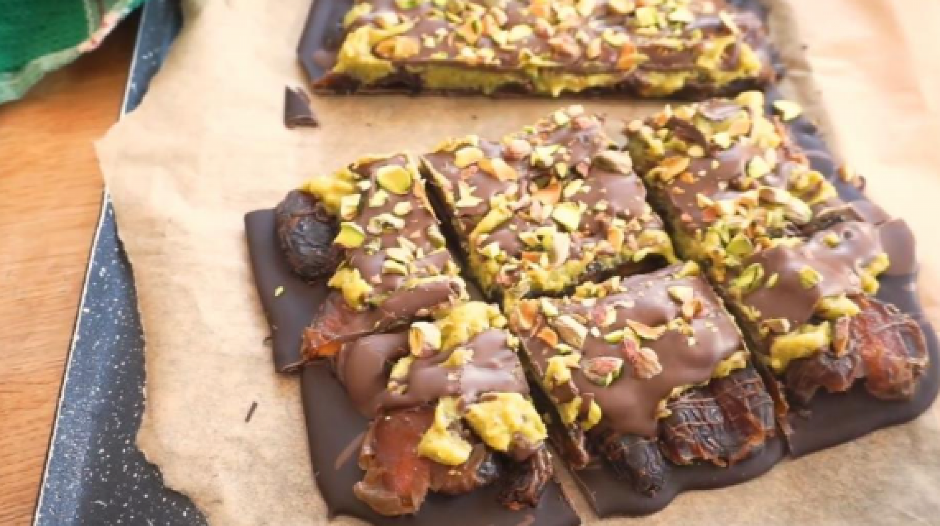 DUBAI ČOKOLADA SA URMAMA I PISTAĆIMA Viralni desert na zdraviji način, poćiće vam voda na usta