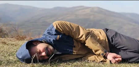 NAŠ GLUMAC LEŽI NEPOMIČAN NA TRAVI Fotografija sa planine izazvala pravu pometnju