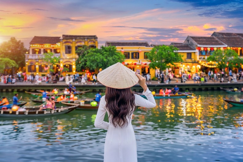 Ceo svet hrli u najjeftiniji grad: Izgleda kao iz bajke, a pola litra piva manje od 200 dinara!