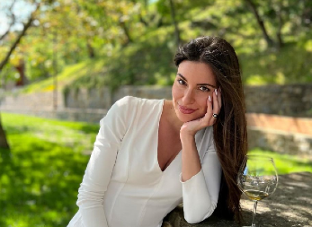 DRAGANA KOSJERINA SE SKINULA! Voditeljka pokazala hot telo i čime raspolaže, voditeljka mokra do gole kože! (FOTO)