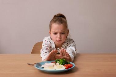 PSIHOLOŠKINJA BRUTALNO ISKRENA  Činite im samo medveđu uslugu kad ih terate da "počiste sve" sa tanjira, a evo zašto je to čak i opasno!