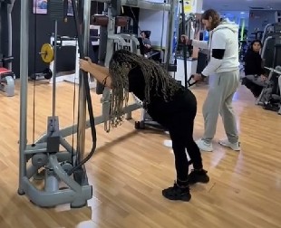 SKANDAL U TERETANI, ŽENA SE NEVIĐENO IZBLAMIRALA Uhvatila se za spravu a onda je nastao haos, pred svima joj sevnula pozadina! (VIDEO)