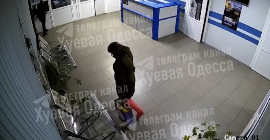 HOROR U ODESI!  Žena se raznela u policijskoj stanici, veruje se da je bila "PUTINOV TERORISTA" , izgubila muža na frontu...(VIDEO)