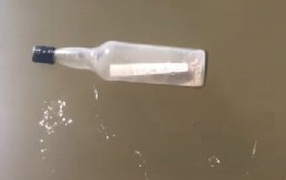 ŠETALI PLAŽOM I PRONAŠLI MISTERIOZNU BOCU Kada su pročitali poruku, sledila im se krv u žilama!(VIDEO)