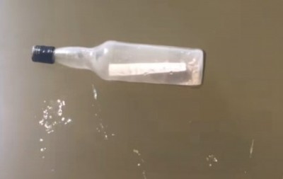 ŠETALI PLAŽOM I PRONAŠLI MISTERIOZNU BOCU Kada su pročitali poruku, sledila im se krv u žilama!(VIDEO)