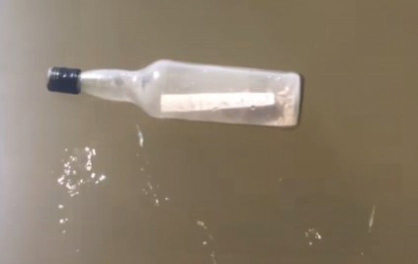 ŠETALI PLAŽOM I PRONAŠLI MISTERIOZNU BOCU Kada su pročitali poruku, sledila im se krv u žilama!(VIDEO)