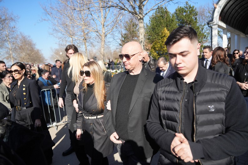 TAŠKE SE NE ODVAJA OD VIKI NAKON SMRTI NJENOG BRATA! Otkrio potresne detalje o Vladici: Nije moga da se kreće...