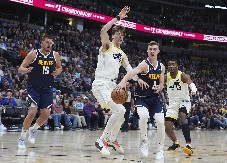 SVI OSTALI U ŠOKU Jokić ubacio najluđi koš u sezoni, pa onda uradio ovo, reakcija o kojoj se priča (VIDEO)