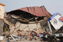 VIŠE OD 90 LJUDI ZAROBLJENO ISPOD RUŠEVINA! Stravične scene nakon zemljotresa, zgrada od 12 spratova se srušila kao kula od karata (FOTO)