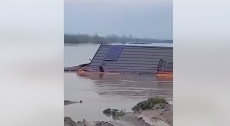 NABUJALA REKA ODNELA KUĆU Strašne scene stižu iz Odžaka (VIDEO)