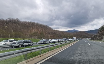 EVO KAKVO JE TRENUTNO STANJE NA PUTEVIMA I GRANICAMA! AMSS uputio upozorenje građanima: Pažljivo vozite, mokri kolovozi otežavaju vožnju