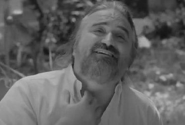 UZNEMIRUJUĆI SNIMAK Pevač umro na bini, nepomično leži, nastala opšta panika (VIDEO)