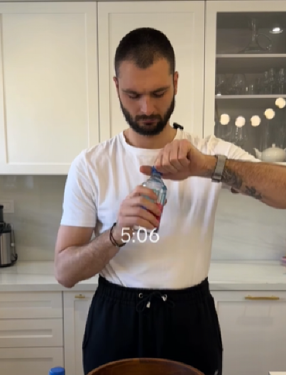 ŠTA OVO BI? Bivši igrač Partizana pokazao jutarnju rutinu, košarkaši ga razneli komentarima (VIDEO)