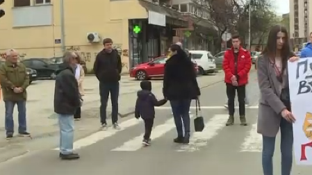 "HOĆEŠ DA ME BIJEŠ, HAJDE TUCI ME..."  Blokader se obrušio na gospođu koja šeta dete, pogledajte kako je hrabro odreagovala!  (VIDEO)