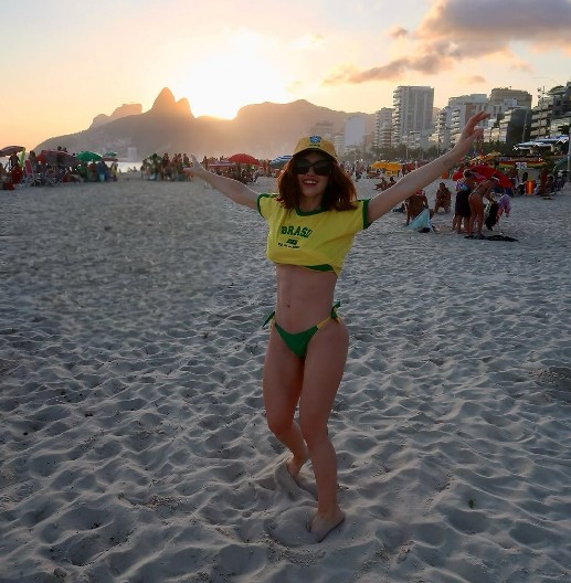 PUSTI TRBUŠNJAKE, DOVEDI GA U FLAMENGO Žoržinjova supruga fura svoj fazon i ne obazire se na komentare navijača