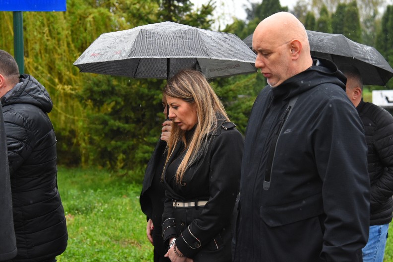 ON JE NOSIO SLIKU VLADICE MILJKOVIĆA NA SAHRANI Viki i Taške za njega bi dali sve, jedva stajao na nogama