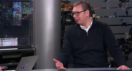 KO SI TI DA MALTRETIRAŠ ŽENU I ZABRANJUJEŠ JOJ KRETANJE? Vučić: Ona ima pravo na svoje mišljenje!
