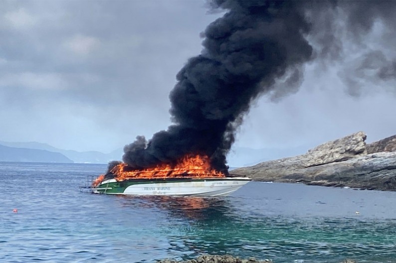 STRAVIČNA EKSPLOZIJA GLISERA! Plivači zadobili rane od gelera, članovi posade opekotine! (FOTO)