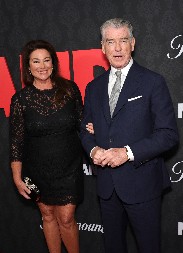 ŽENA PIRSA BROSNANA POKAZALA BRUTALNU FIGURU  Govorili joj da ga nije dostojna, a sada je prava boginja!