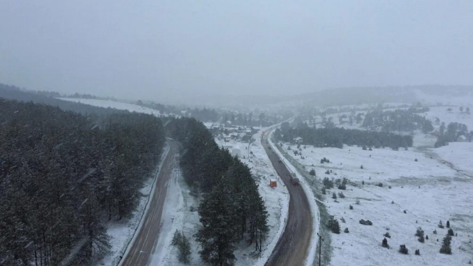 DOŠLO PROLEĆE, A SNEG VEJE U SRBIJI Zabelelo se i u Crnoj Gori, osvanuli neočekivani prizori u aprilu (FOTO/VIDEO)
