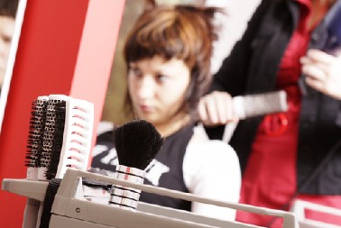 POPULARNA FRIZURA 70-TIH JE HIT PROLEĆA  Daje kosi izuzetan volumen i briše godine sa lica