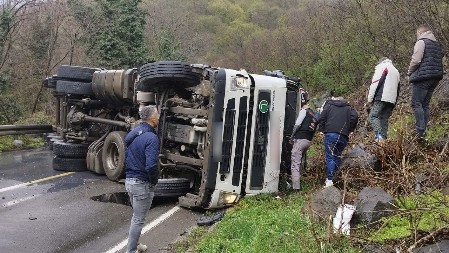 PREVRNUO SE KAMION KOD MAGLIĆA Teška saobraćajna nezgoda putu Čačak–Raška, vatrogasci izvukli vozača