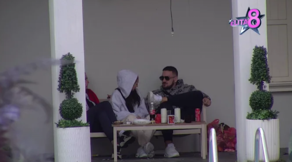 DOHVATILI SE STEFANI I ZOLA Ne mare više na poglede cimera, ona ne skida osmeh sa lica, svi u čudu!