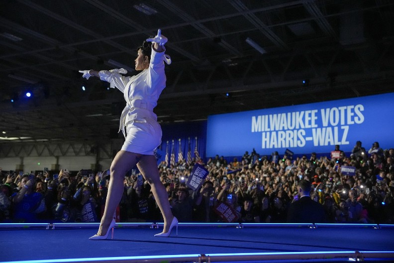 BIVŠI MUŽ JOJ PRETI SMRĆU Poznata pevačica uplašena za život, agonija traje već mesecima