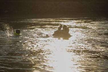 DEVOJČICA (11) NESTALA NA RECI Na obali su pronađene njene čarape, cipele, kaput i telefon