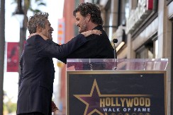 DANAS SLAVI 50. ROĐENDAN Glumac važi za najvećeg frajera na planeti, a nedavno se šuškalo da je u vezi sa ovom lepoticom